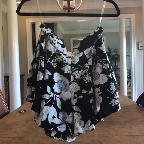 Two piece (sleeveless blouse/shorts) set - Picture 3 of 3